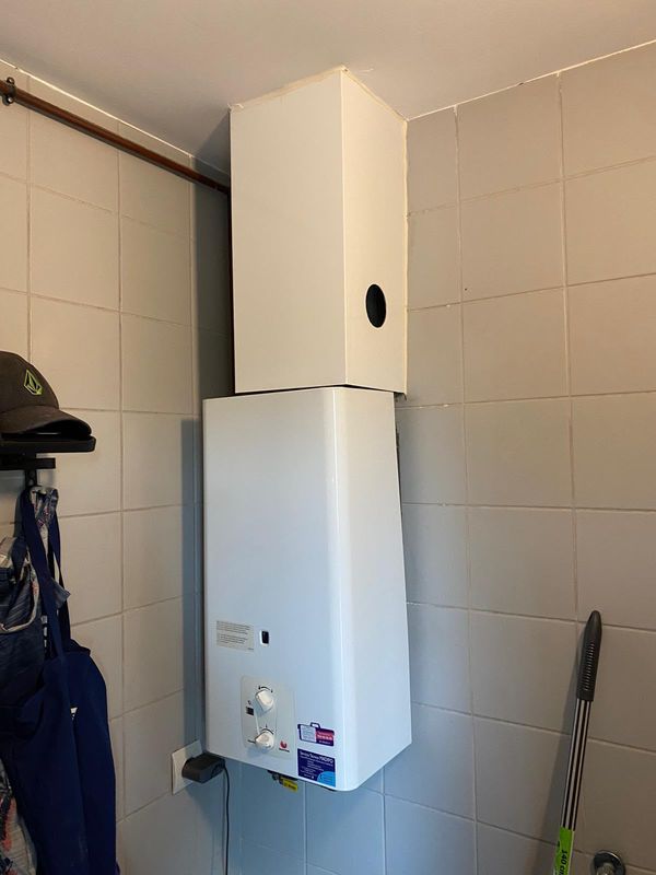 Calentador de gas con campana de extracción homologada