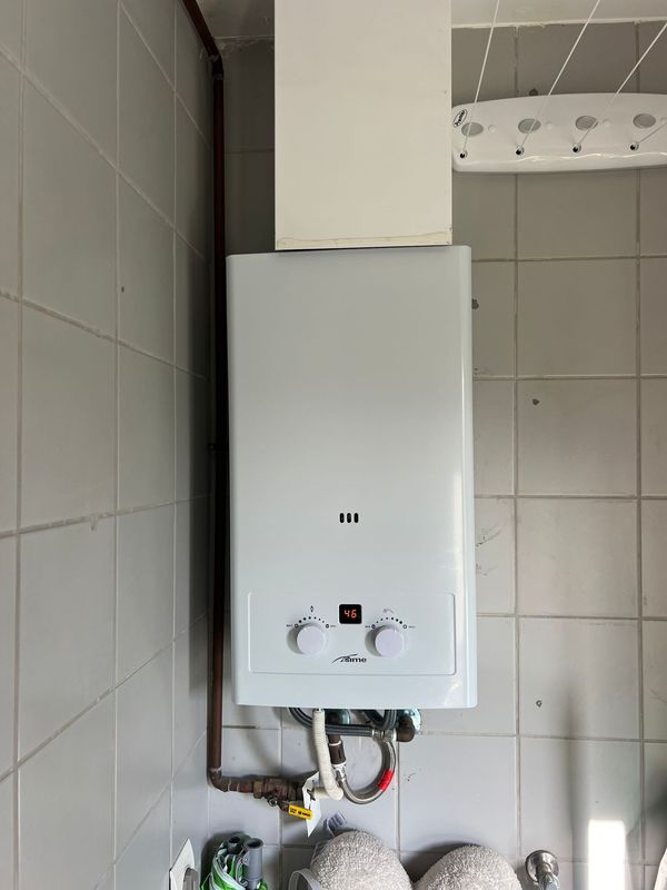 Calentador de gas Sime instalado y regulado a 46 °C