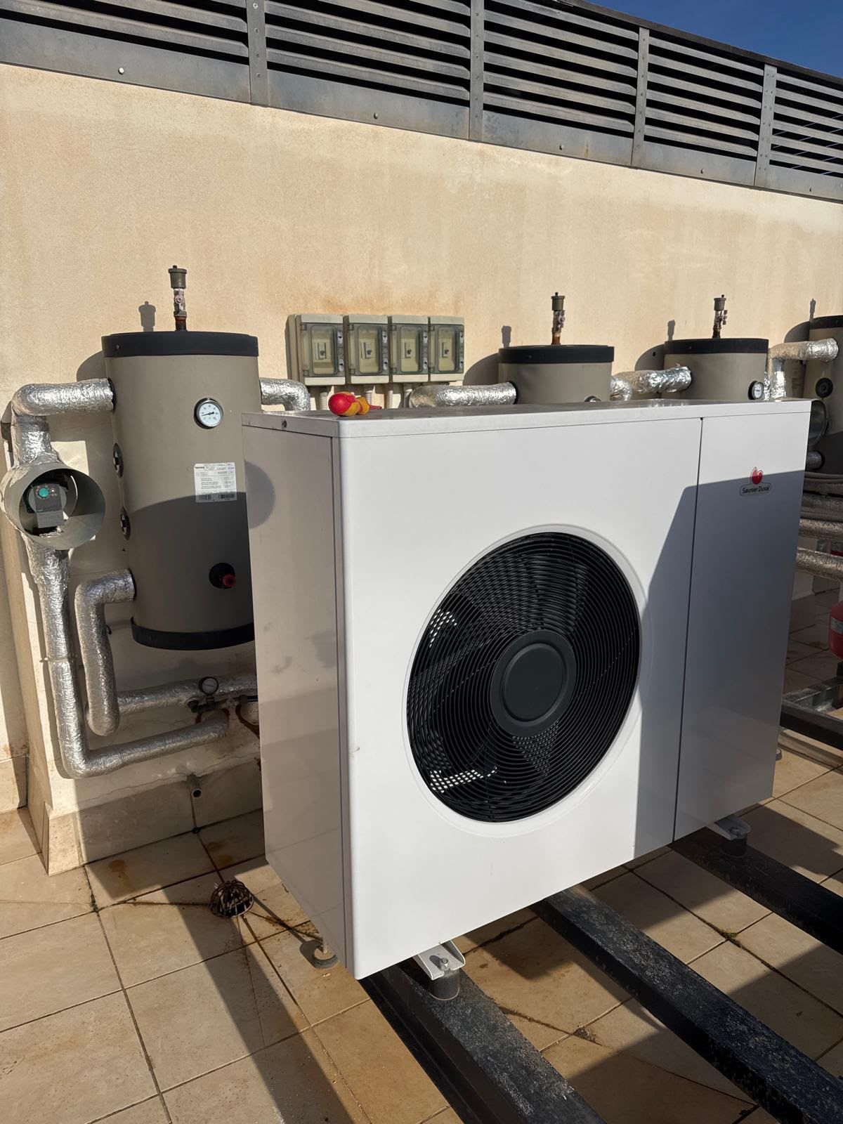 Instalación de equipos de energía eficiente en cubierta en Mallorca