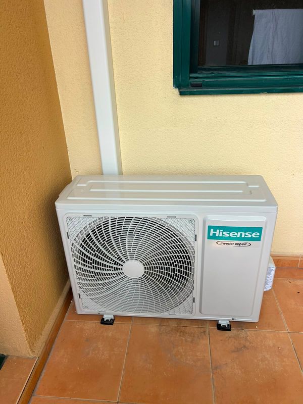 Unidad exterior de aire acondicionado Hisense instalada en terraza