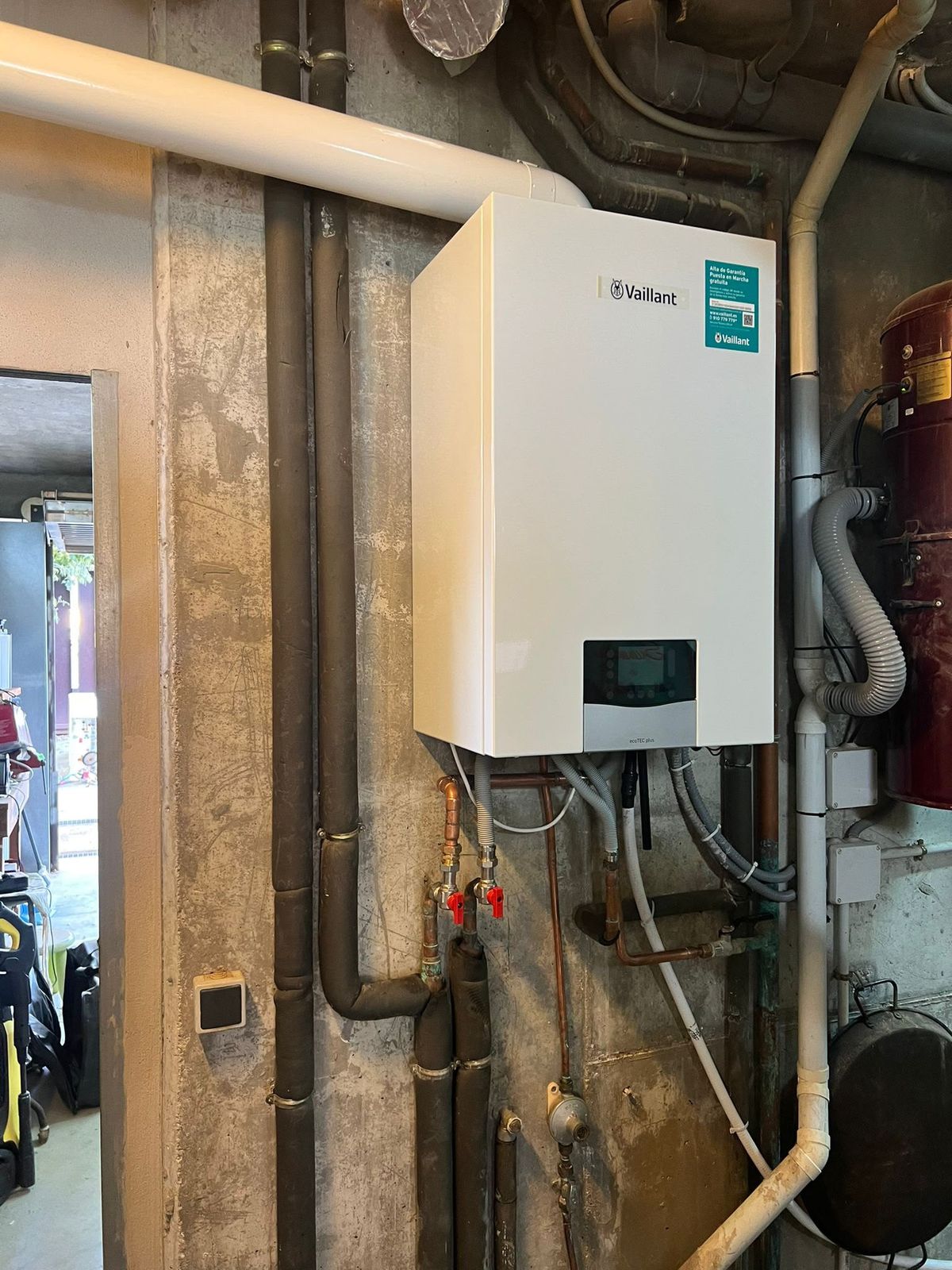 Caldera de condensación Vaillant ecoTEC plus instalada por Mallorca Repara SAT 2018 SL en Palma de Mallorca