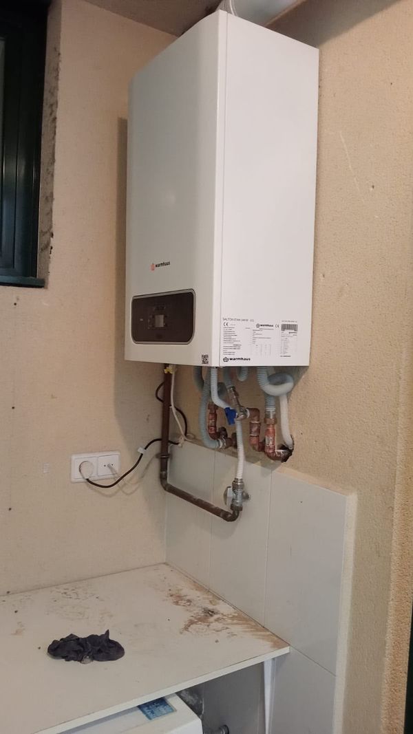 Caldera Warmhaus Saltoki Enia de 24 kW instalada en galería