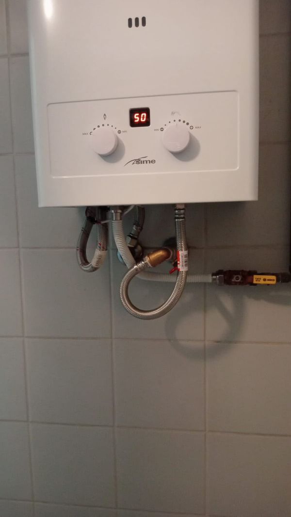 Calentador de gas Sime instalado en un baño de Palma