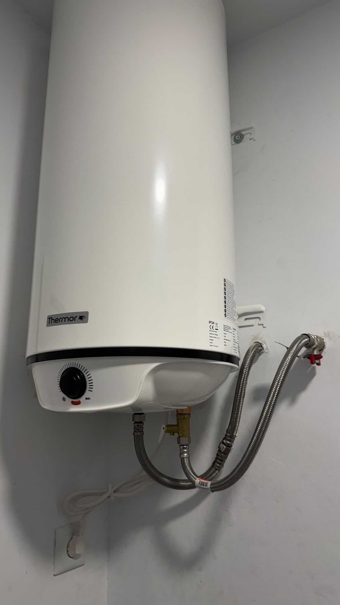 Termo eléctrico Thermor instalado por Mallorca Repara SAT en una vivienda de Mallorca