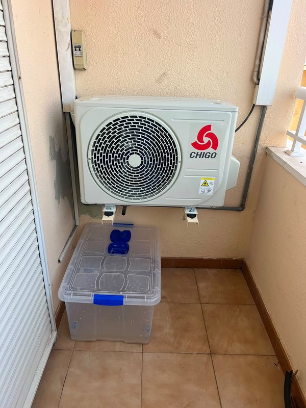 Unidad exterior Chigo instalada sobre soportes en terraza