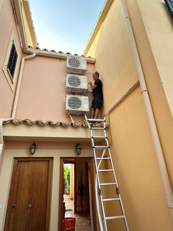 Técnico instalando un multisplit Mitsubishi Electric en una vivienda de Mallorca